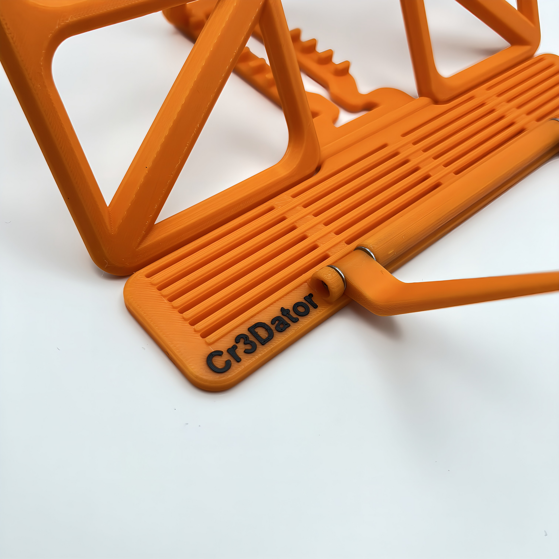 Buchständer in Orange in Nahaufnahme