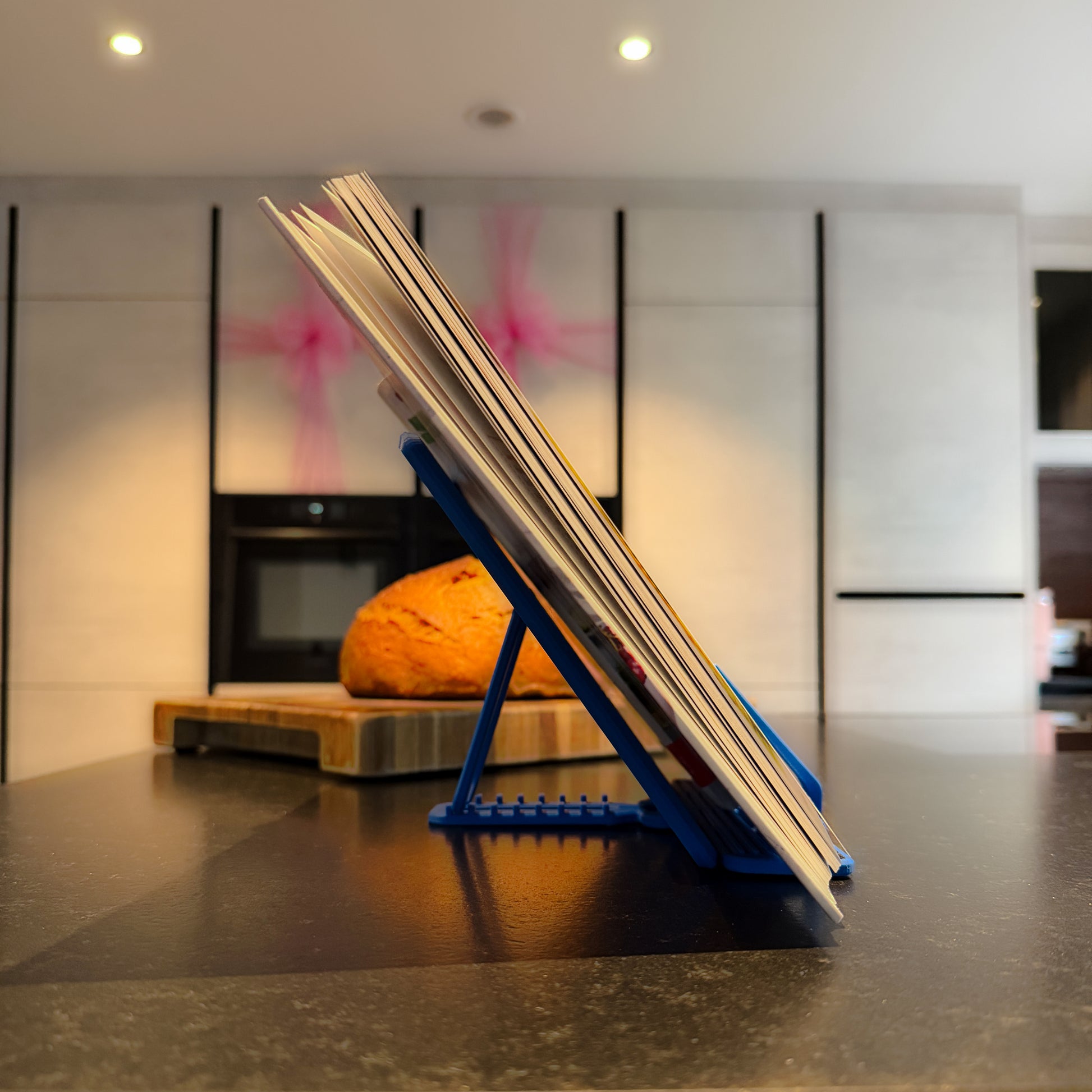 Read Dock in Slate Blue auf der Küchenplatte mit einem Buch in der Seitenansicht