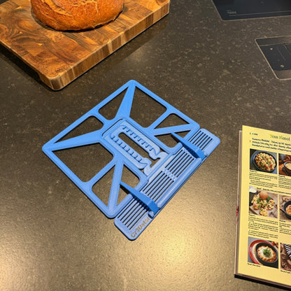 Read Dock in Slate Blue auf der Küchenplatte zusammengeklappt